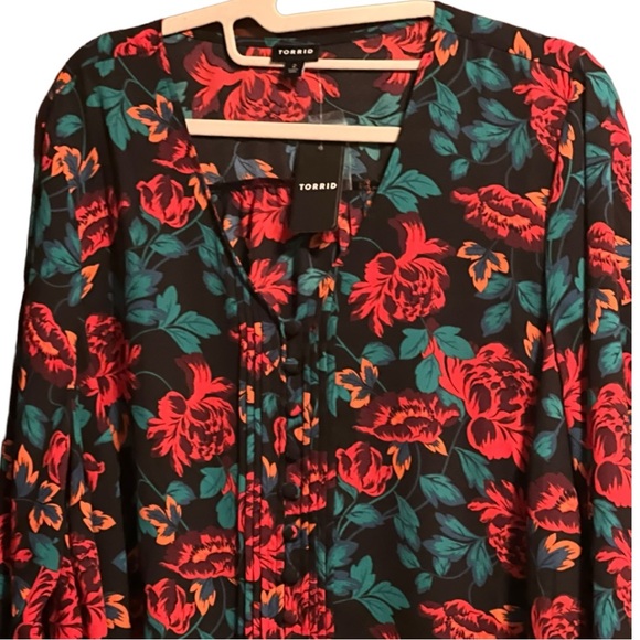 TORRID FLORAL blouse w/ V-neck LOTS of covered buttons, mini pleats front, Sz 2X - Picture 8 of 11